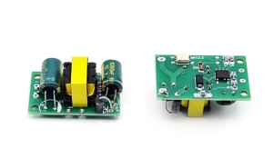 Блок живлення M402.2-5V (5V 3.5W 0.7A) з отворами для кріплення