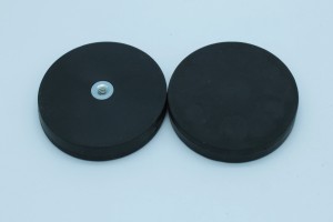 Неодимовый магнит D43 в резиновой оболочке с внутренней резьбой